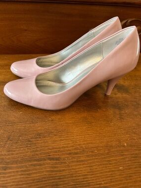 Bandolino Pink Patent Mid Heel Pumps 8.5 Medium